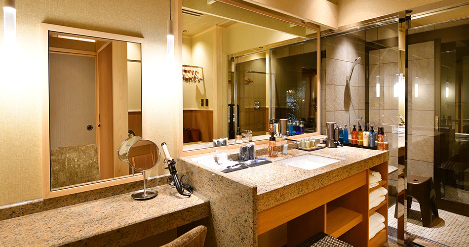Spacious Japanese Western style room with open air bath