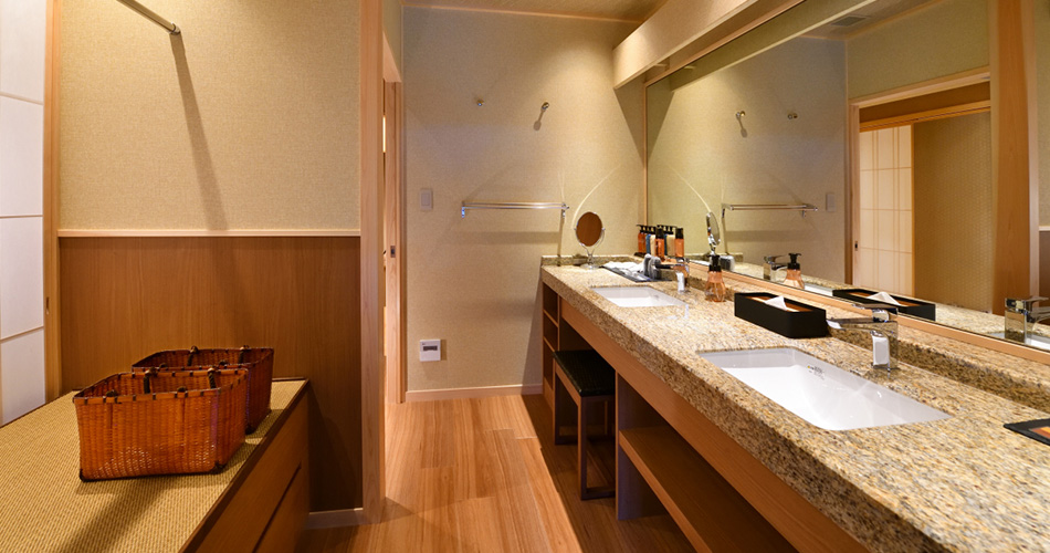 Spacious Japanese style room with open air bath